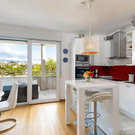 Beachside Comfort In With Terrace ספליט