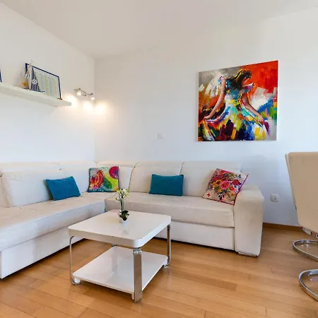 Beachside Comfort In With Terrace דירה *