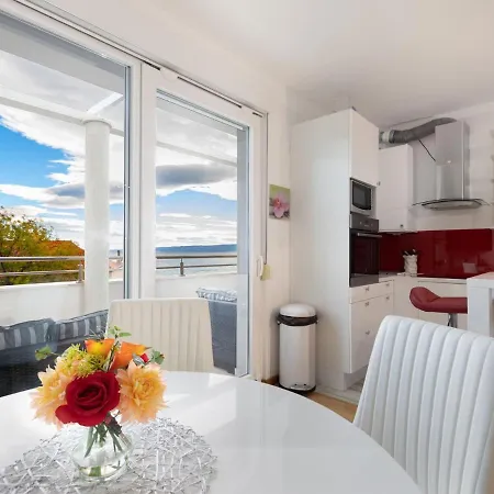 Modern Center With Terrace Apartment *