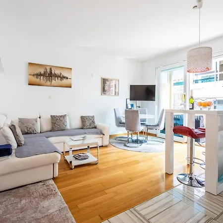 Beachside Comfort In With Terrace דירה