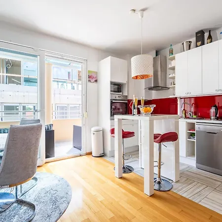 Beachside Comfort In With Terrace דירה