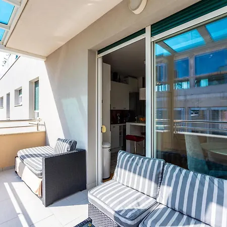 Beachside Comfort In With Terrace דירה ספליט