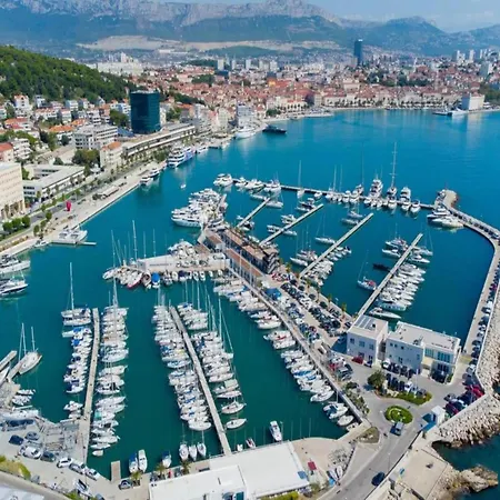 Beachside Comfort In With Terrace Apartament Split