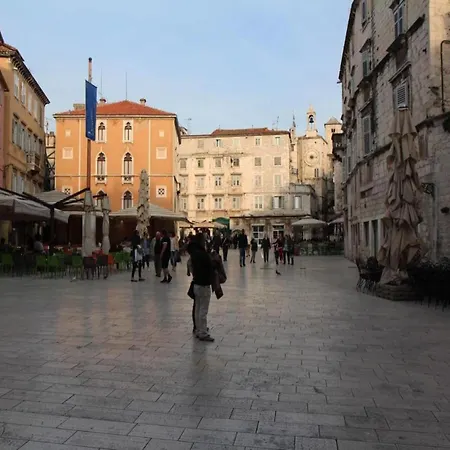 Beachside Comfort In With Terrace Apartament