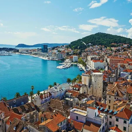 Beachside Comfort In With Terrace Apartament